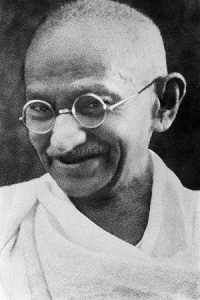 lines about mahatma gandhi in hindi